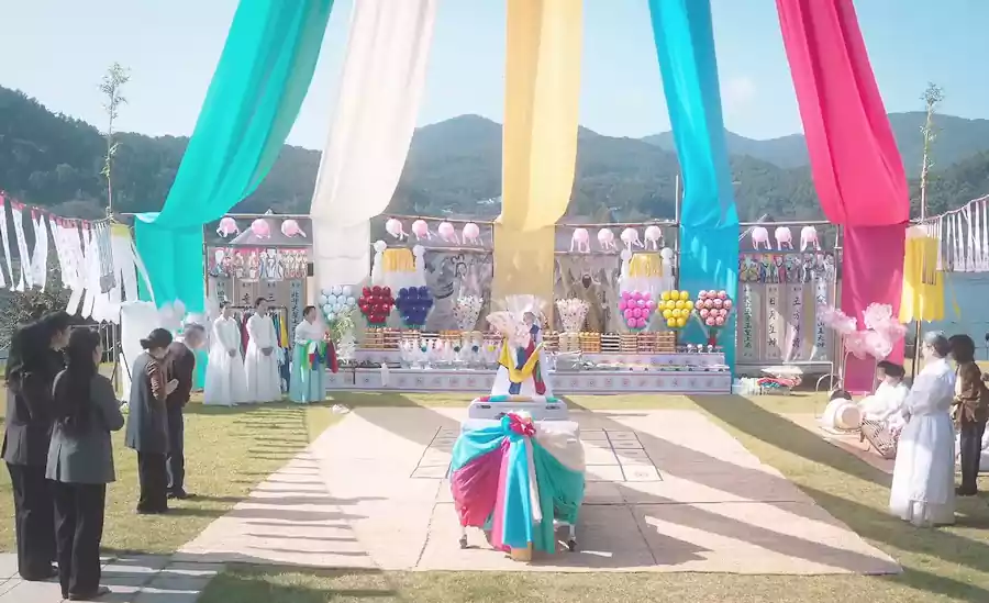 Head Over Heels K-drama_Korean shaman heroine_photo1