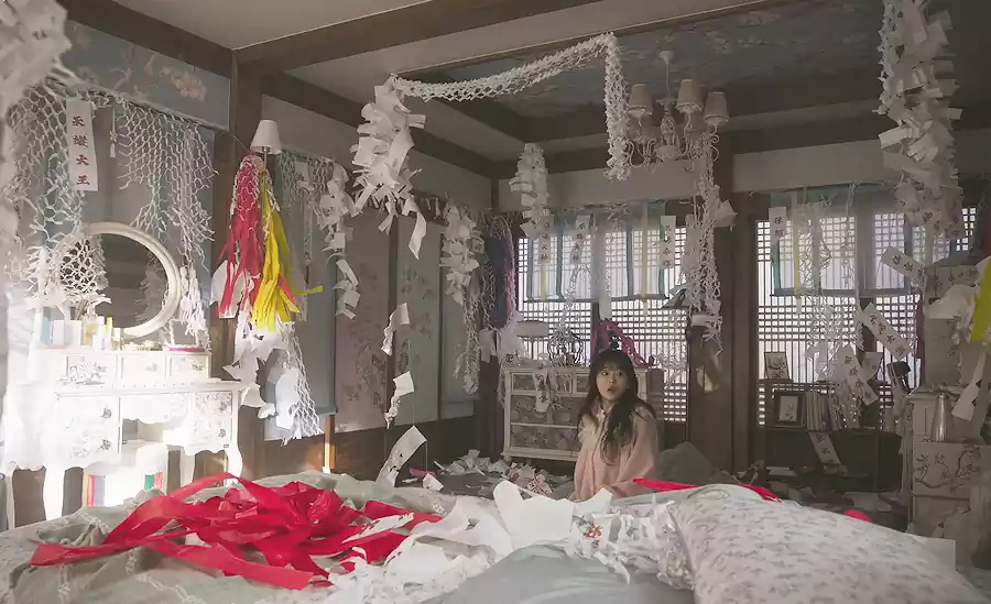 Head Over Heels K-drama_Korean shaman heroine_photo4